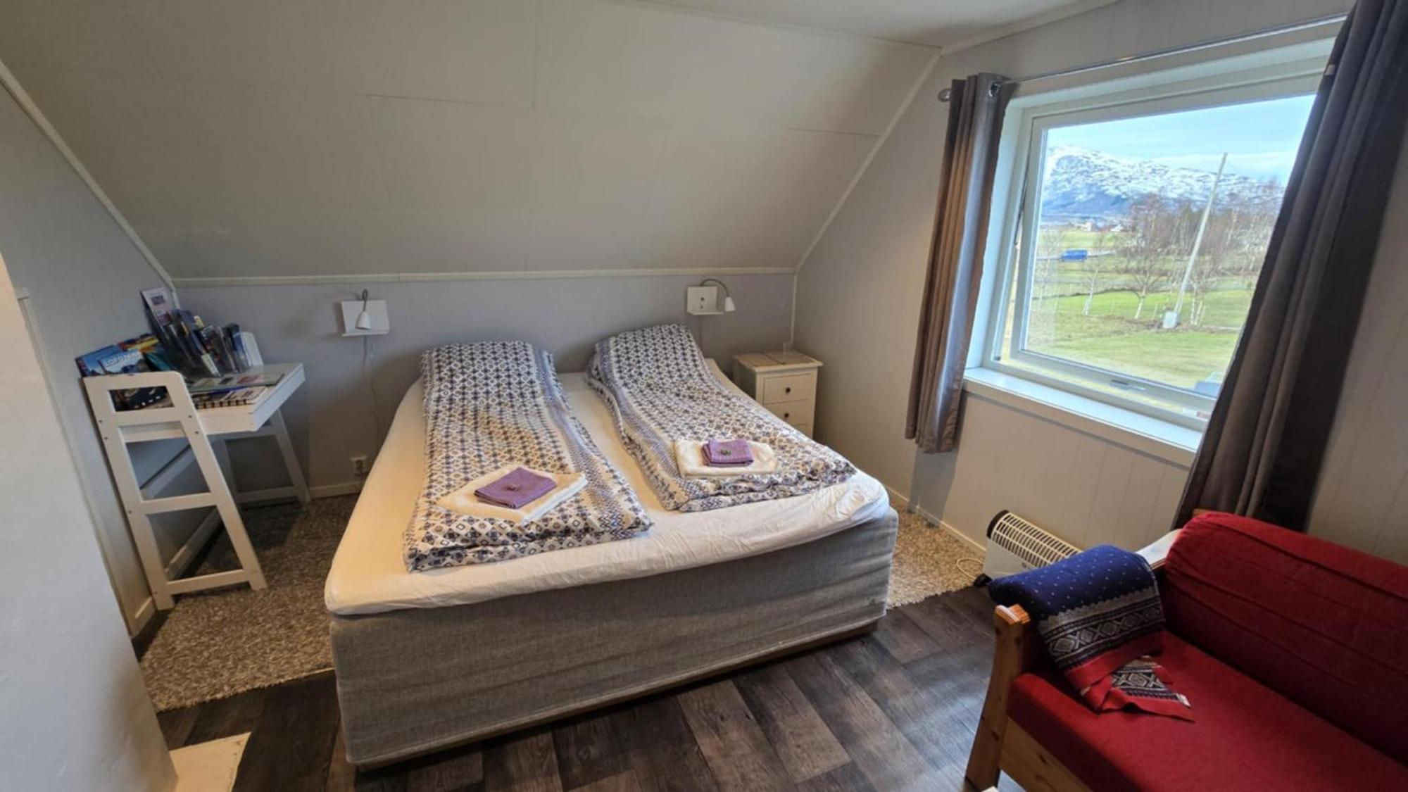 1 Room In The Yellow House, Close To Airport & Lofoten Evenskjer Exteriör bild
